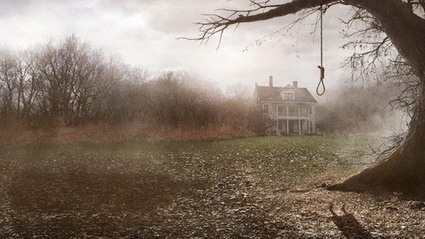 Un prete esorcista benedice il set di The Conjuring 2