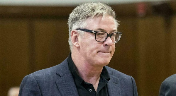 Alec Baldwin: cadono le accuse ma continuano le indagini