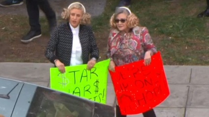 Ellen e Carrie Fisher vendono biglietti di Star Wars per le strade di Los Angeles