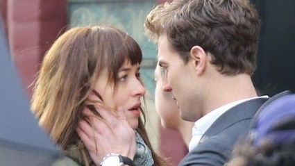 Un bacio in ascensore di cinquanta sfumature di grigio