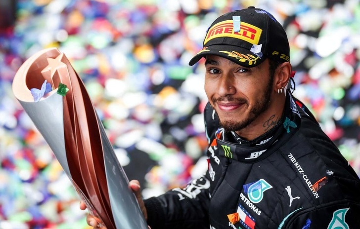 Dopo Brad Pitt il pilota Lewis Hamilton a caccia di una costar