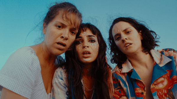 Le donne al balcone di Noemie Merlant sono cosi arrabbiate che distruggono tutto, anche il loro stesso film