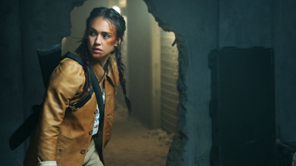 Trigger Warning: su Netflix il film in cui Jessica Alba uccide e fa battutacce come un uomo 