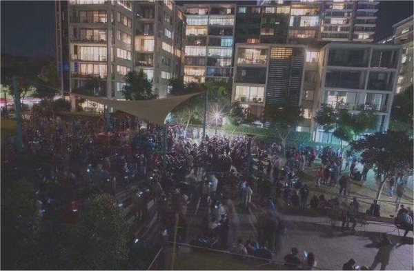 Presso il PokeStop a tarda notte: i residenti rispondono a bombe d'acqua