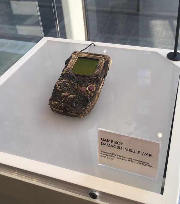 Un Game Boy fatto col metallo dei droni