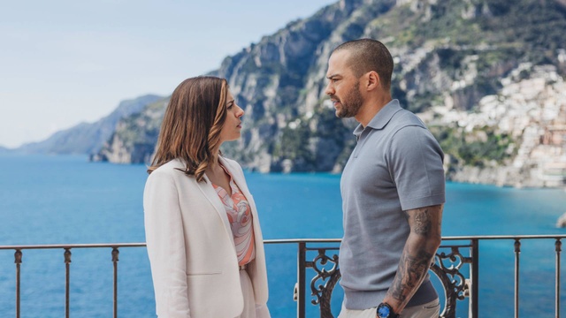 Hotel Costiera la recensione della serie con Jesse Williams 