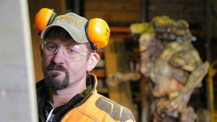 Una scultura di DOOM realizzata con la motosega