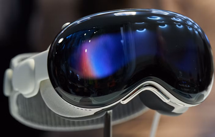 Apple Interrompe la Produzione del Visore Vision Pro VR
