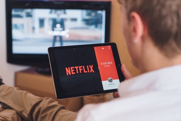 Netflix: stop alla condivisione password e account