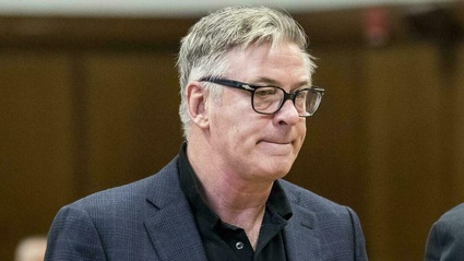 Alec Baldwin: cadono le accuse ma continuano le indagini