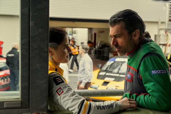 Motorvalley: una serie che corre veloce, tra spettacolo e giri a vuoto 