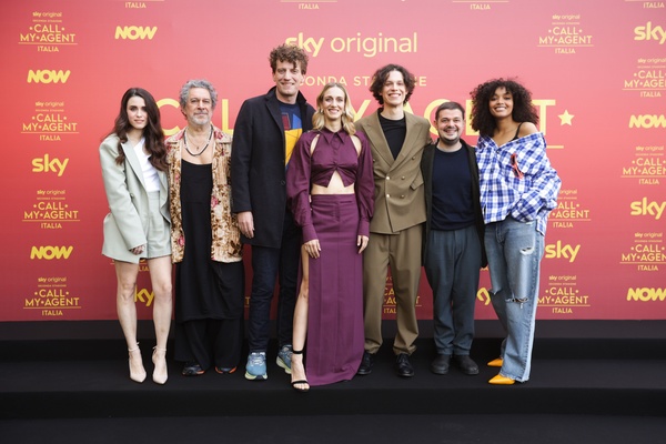 Call My Agent 2 diventa più italiano e non si ferma: già approvata la stagione 3: intervista al cast agli sceneggiatori