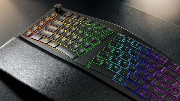Razer Pro Type Ergo — Recensione: la tastiera ergonomica che (forse) mi ha salvato la spalla