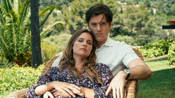 Fall for me: un patinato e gratuito erotismo sotto il sole di Maiorca