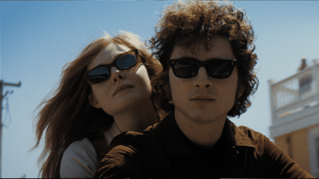 A Complete Unknown travisa Bob Dylan ma Chalamet non sbaglia la recensione del film biografico su Bob Dylan