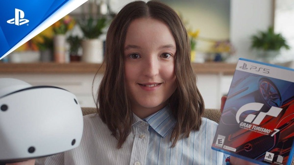 Bella Ramsey impara a guidare con Gran Turismo in VR