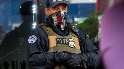 Si finge agente dell'ICE per rubare una PlayStation