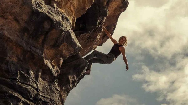 Apex: Primi scatti di Charlize Theron nel nuovo survival thriller