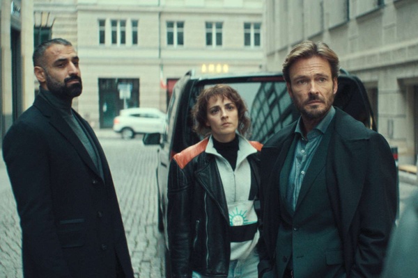 Unfamiliar: una tesa spy-story a sfondo familiare 