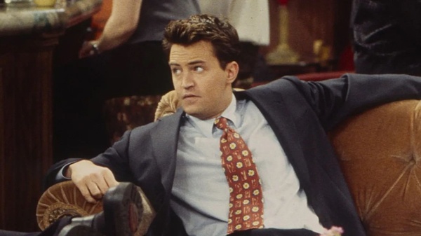 Matthew Perry è morto. Il nostro ricordo di una vita di lotta solitaria
