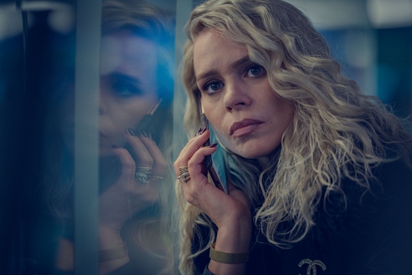 Gillian Anderson e Rufus Sewell si sfidano a colpi di bravura in Scoop, film sullo scandalo Epstein con il Principe Andrea