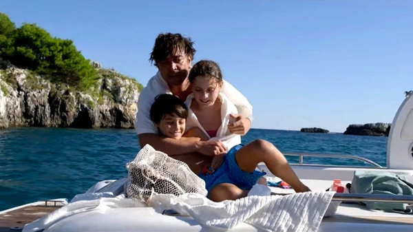 Svaniti nella notte: il film di Netflix con Riccardo Scamarcio ambientato a Bari