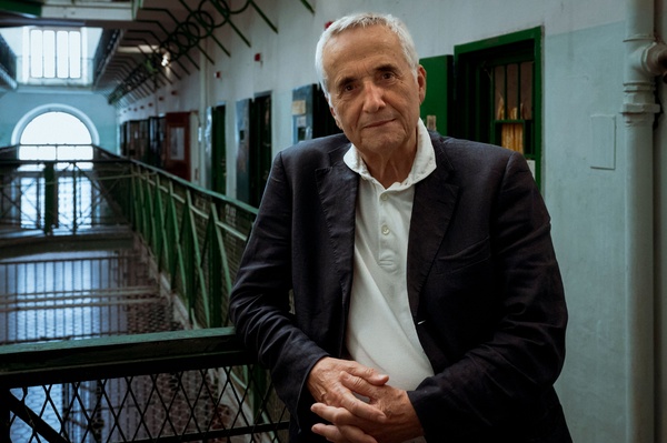 Portobello è “la gioia barbarica di vedere cadere un personaggio famoso”: Bellocchio e Gifuni spiegano perché il processo Tortora è più attuale a che mai