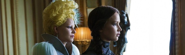 Effie e Katniss in questa foto tratta da Hunger Games: Il Canto della Rivolta Parte 2