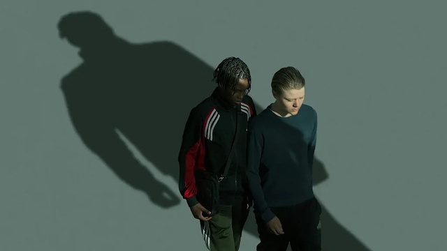 Non lasciarmi cadere la serie svedese di Netflix che lancia un allarme sociale