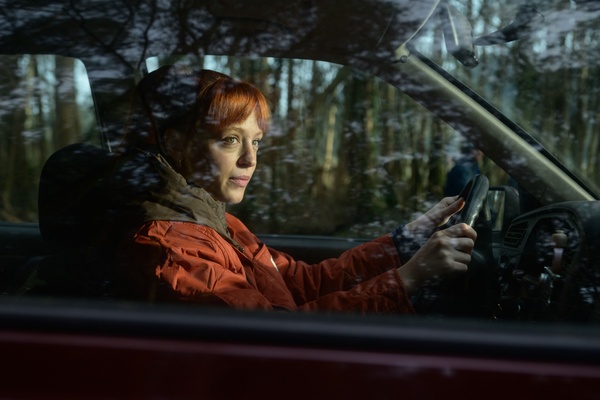 Il giardiniere: la miniserie di Netflix smaschera la maternità crudele fra omicidi, manipolazioni e assenza di emozioni