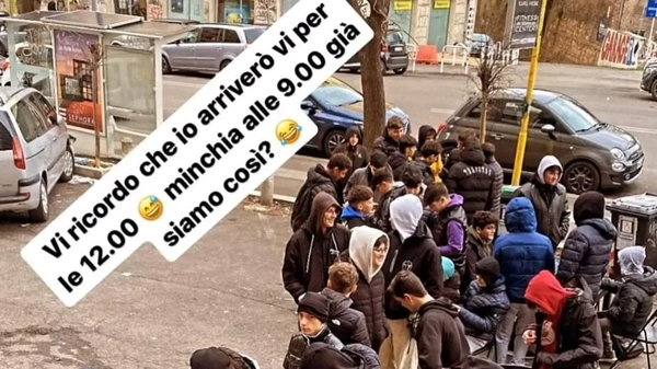 Cicciogamer89 promette cibo gratis, ma l'hamburger non arriva e la folla non ci sta