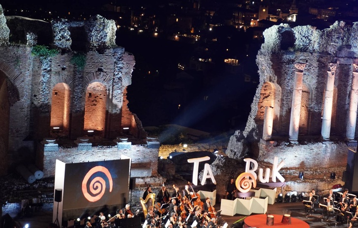 Confine e cultura la serata di Gala del Taobuk 2025 fa incontrare attori scrittori artisti premiati Favino Goldberg e Ai Weiwei