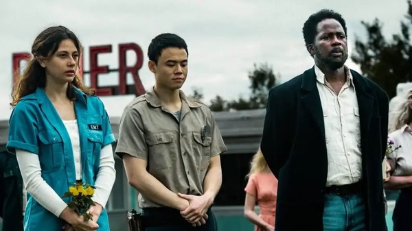 FROM: trama, personaggi, segreti del successo. Tutto sulla geniale serie di Paramount+