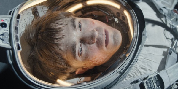 Mickey 17, recensione. Bong Joon-ho non rischia e non sbaglia il ritorno post Parasite, anche grazie a un doppio Pattinson