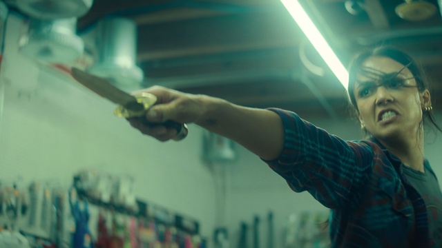 Trigger Warning su Netflix il film in cui Jessica Alba uccide e fa battutacce come un uomo