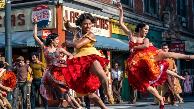 West Side Story recensione Spielberg dirige un adattamento più sporco più polveroso più vero