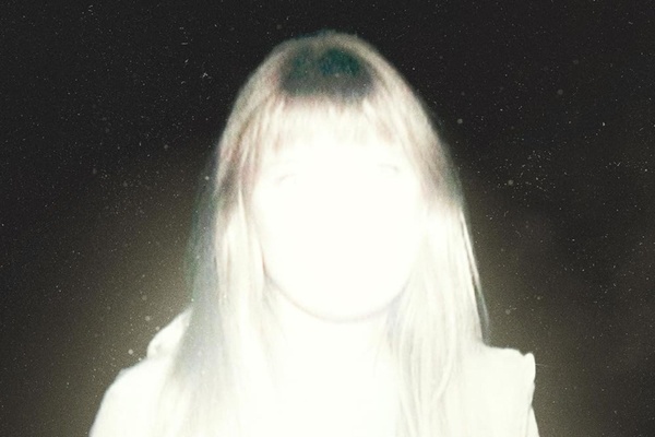 Shelby Oaks - Il covo del male: un horror derivativo che scade nei cliché 