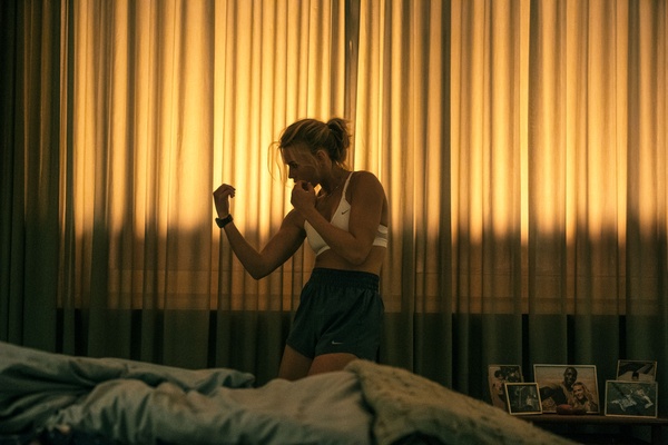 Exterritorial - Oltre il confine della verosimiglianza, con la peggior finta combattente di sempre