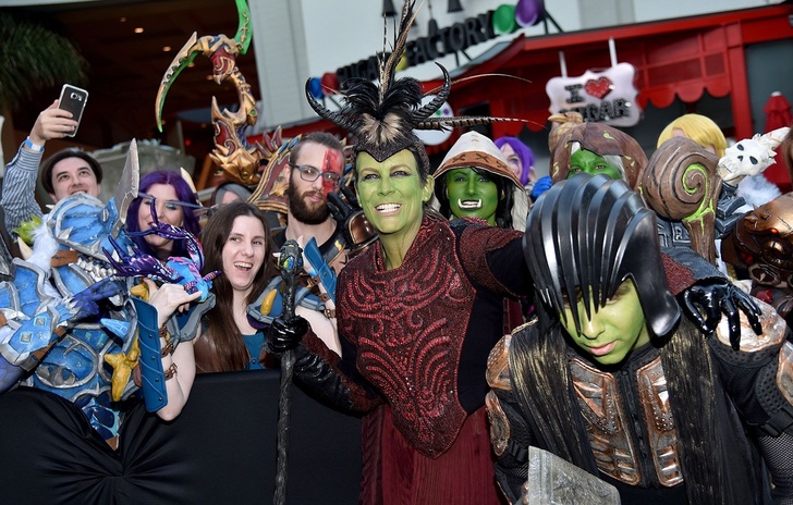 Jamie Lee Curtis in cosplay alla Premier di Warcraft LInizio