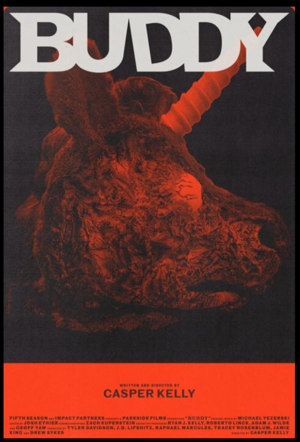 Buddy: horror satirico al cinema tra sangue e nostalgia