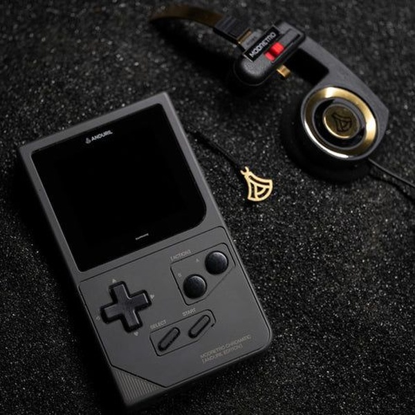 Un Game Boy fatto col metallo dei droni