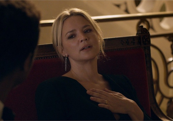 Madeleine Collins, la recensione: Virgine Efira e la nuova femme fatale francese in un thriller che guarda a Hitchcock