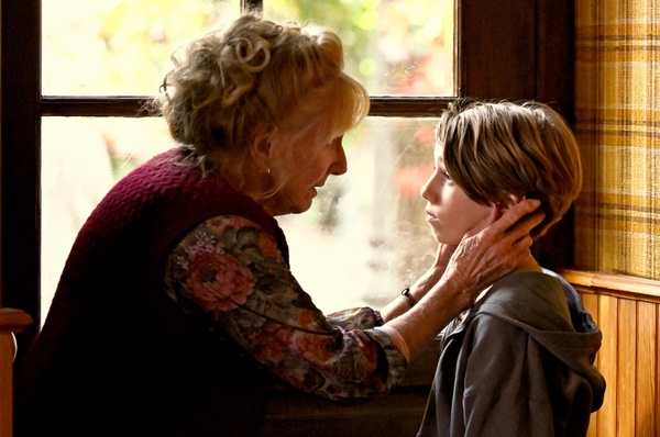 Sotto le foglie prova che i gialli migliori spesso non hanno risposta: la recensione del thriller di François Ozon