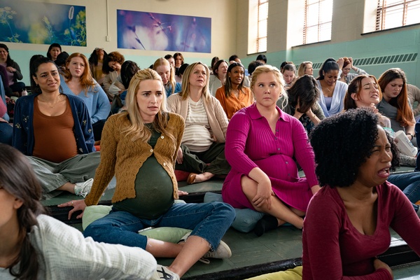 La recensione di Kinda Pregnant, il film che piacerà a chi ama Amy Schumer