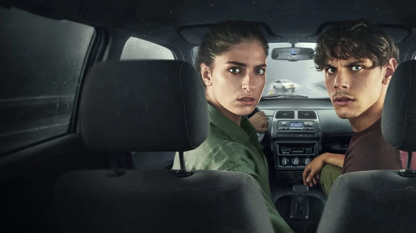 Rosa Elettrica: una serie che prova a fuggire dai cliche, riuscendovi a meta 