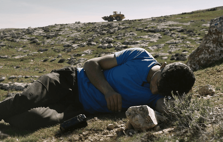 No Other Land due ventenni in burn out in cui riconoscersi la recensione del doc