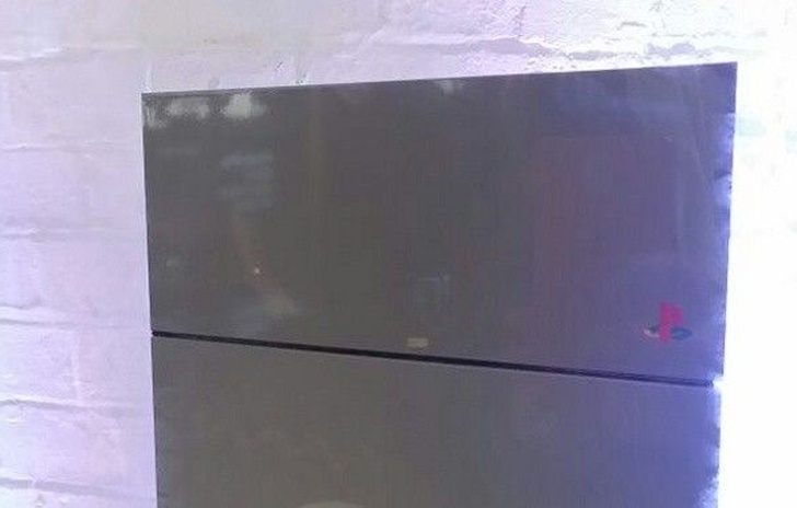 La PS4 Limited Edition vista dal vivo