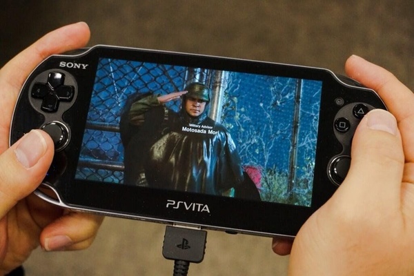 Kojima mostra alcuni screen del remote play di Metal Gear Solid V: Ground Zeros