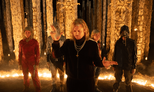 28 Anni Dopo: Il Tempio delle Ossa apre l'anno cinematografico come il migliore degli auspici e un Ralph Fiennes bestiale