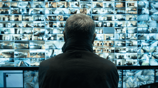 Stranger Eyes recensione distratti videosorvegliati e un po infelici
